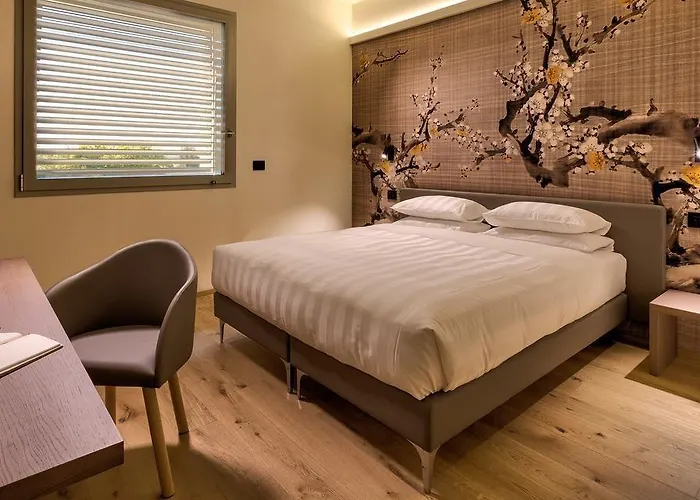 فندق The Cube 4*