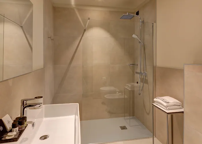 فندق The Cube 4*