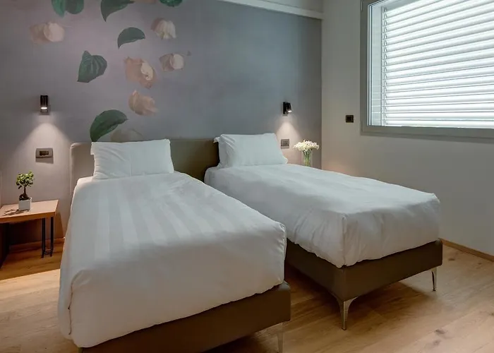 فندق The Cube 4*