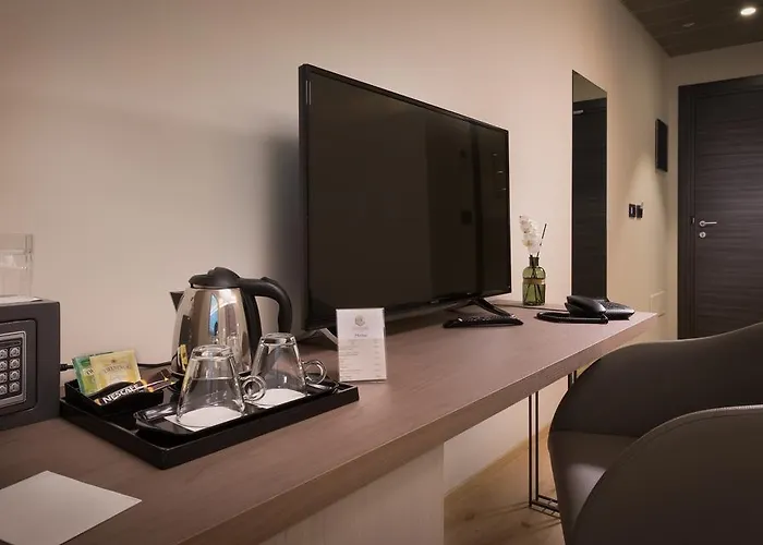 فندق The Cube 4*